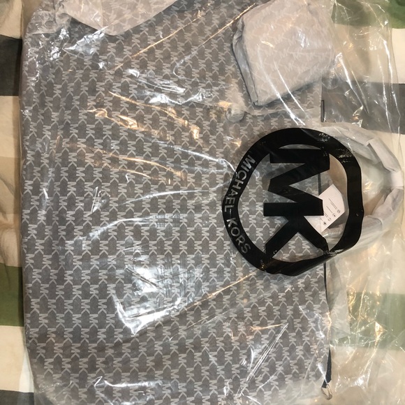 ***NWT***Kelsey Nylon Extra Large Travel Tote - Picture 4 of 4